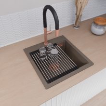 HD Infinity Tortora 48 egymedencés gránit mosogatótálca szett, vágódeszkával, acél csepegtetőráccsal és kosárral, tortora színben, szálcsiszolt réz leeresztő szifonnal