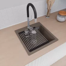 HD Infinity Tortora 48 egymedencés gránit mosogatótálca szett, vágódeszkával, acél csepegtetőráccsal és matt fekete kosárral, tortora színben