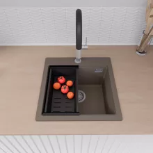 HD Infinity Tortora 48 egymedencés gránit mosogatótálca szett, vágódeszkával, acél csepegtetőráccsal és matt fekete kosárral, tortora színben