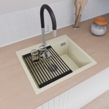 HD Infinity White 58 egymedencés gránit mosogatótálca szett, vágódeszkával, matt fekete csepegtetőráccsal és kosárral, tört fehér színben, szálcsiszolt króm leeresztő szifonnal