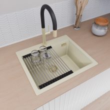 HD Infinity White 58 egymedencés gránit mosogatótálca szett, vágódeszkával, acél csepegtetőráccsal és kosárral, tört fehér színben, szálcsiszolt arany leeresztő szifonnal