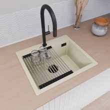 HD Infinity White 58 egymedencés gránit mosogatótálca szett, acél csepegtetőráccsal, tört fehér színben, matt fekete leeresztő szifonnal