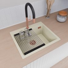 HD Infinity White 58 egymedencés gránit mosogatótálca szett, acél csepegtetőráccsal és matt fekete kosárral, tört fehér színben, szálcsiszolt réz leeresztő szifonnal