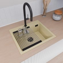 HD Infinity Beige 58 egymedencés gránit mosogatótálca szett, acél csepegtetőráccsal és matt fekete kosárral, soft bézs színben, matt fekete leeresztő szifonnal