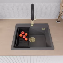 HD Infinity Antracit 58 egymedencés gránit mosogatótálca szett, vágódeszkával, acél csepegtetőráccsal és matt fekete kosárral, matt antracit színben, szálcsiszolt arany leeresztő szifonnal