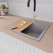 HD Infinity Grey 58 egymedencés gránit mosogatótálca szett, vágódeszkával, matt fekete csepegtetőráccsal és krómozott kosárral, alpesi szürke színben, szálcsiszolt arany leeresztő szifonnal