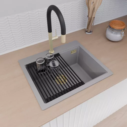 HD Infinity Grey 58 egymedencés gránit mosogatótálca szett, vágódeszkával, matt fekete csepegtetőráccsal és krómozott kosárral, alpesi szürke színben, szálcsiszolt arany leeresztő szifonnal