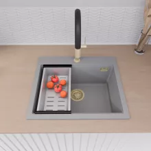 HD Infinity Grey 58 egymedencés gránit mosogatótálca szett, vágódeszkával, matt fekete csepegtetőráccsal és krómozott kosárral, alpesi szürke színben, szálcsiszolt arany leeresztő szifonnal