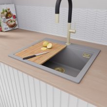 HD Infinity Grey 58 egymedencés gránit mosogatótálca szett, vágódeszkával, matt fekete csepegtetőráccsal, alpesi szürke színben, szálcsiszolt arany leeresztő szifonnal