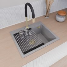 HD Infinity Grey 58 egymedencés gránit mosogatótálca szett, vágódeszkával, acél csepegtetőráccsal és matt fekete kosárral, alpesi szürke színben, szálcsiszolt arany leeresztő szifonnal