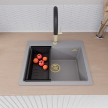 HD Infinity Grey 58 egymedencés gránit mosogatótálca szett, vágódeszkával, acél csepegtetőráccsal és matt fekete kosárral, alpesi szürke színben, szálcsiszolt arany leeresztő szifonnal