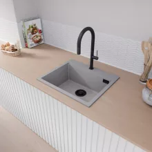 HD Infinity Grey 58 egymedencés gránit mosogatótálca, vágódeszkával, alpesi szürke színben, matt fekete leeresztő szifonnal