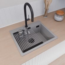 HD Infinity Grey 58 egymedencés gránit mosogatótálca szett, acél csepegtetőráccsal, alpesi szürke színben, matt fekete leeresztő szifonnal