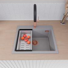 HD Infinity Grey 58 egymedencés gránit mosogatótálca szett, vágódeszkával, matt fekete csepegtetőráccsal és krómozott kosárral, alpesi szürke színben, szálcsiszolt réz leeresztő szifonnal