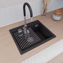 HD Infinity Black 58 egymedencés gránit mosogatótálca szett, vágódeszkával, acél csepegtetőráccsal és matt fekete kosárral, matt fekete színben, szálcsiszolt króm leeresztő szifonnal