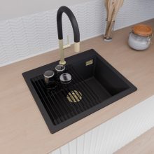 HD Infinity Black 58 egymedencés gránit mosogatótálca szett, vágódeszkával, matt fekete csepegtetőráccsal és kosárral, matt fekete színben, szálcsiszolt arany leeresztő szifonnal