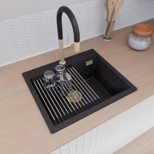 HD Infinity Black 58 egymedencés gránit mosogatótálca szett, vágódeszkával, acél csepegtetőráccsal és kosárral, matt fekete színben, szálcsiszolt arany leeresztő szifonnal