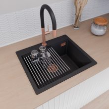 HD Infinity Black 58 egymedencés gránit mosogatótálca szett, vágódeszkával, acél csepegtetőráccsal, matt fekete színben, szálcsiszolt réz leeresztő szifonnal