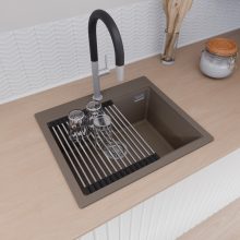 HD Infinity Tortora 58 egymedencés gránit mosogatótálca szett, acél csepegtetőráccsal és matt fekete kosárral, tortora színben, szálcsiszolt króm leeresztő szifonnal