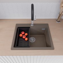 HD Infinity Tortora 58 egymedencés gránit mosogatótálca szett, vágódeszkával, acél csepegtetőráccsal és matt fekete kosárral, tortora színben, szálcsiszolt króm leeresztő szifonnal