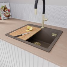 HD Infinity Tortora 58 egymedencés gránit mosogatótálca szett, vágódeszkával, matt fekete csepegtetőráccsal és krómozott kosárral, tortora színben, szálcsiszolt arany leeresztő szifonnal