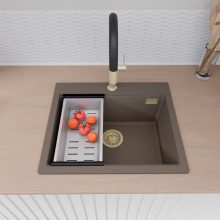 HD Infinity Tortora 58 egymedencés gránit mosogatótálca szett, vágódeszkával, matt fekete csepegtetőráccsal és krómozott kosárral, tortora színben, szálcsiszolt arany leeresztő szifonnal