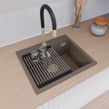 HD Infinity Tortora 58 egymedencés gránit mosogatótálca szett, vágódeszkával, acél csepegtetőráccsal és kosárral, tortora színben, szálcsiszolt arany leeresztő szifonnal