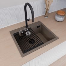 HD Infinity Tortora 58 egymedencés gránit mosogatótálca szett, matt fekete csepegtetőráccsal és krómozott kosárral, tortora színben, matt fekete leeresztő szifonnal