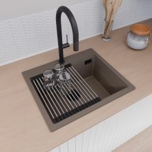 HD Infinity Tortora 58 egymedencés gránit mosogatótálca szett, acél csepegtetőráccsal és matt fekete kosárral, tortora színben, matt fekete leeresztő szifonnal