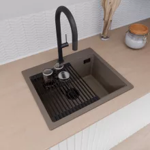 HD Infinity Tortora 58 egymedencés gránit mosogatótálca szett, vágódeszkával, matt fekete csepegtetőráccsal, tortora színben, matt fekete leeresztő szifonnal