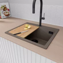 HD Infinity Tortora 58 egymedencés gránit mosogatótálca szett, vágódeszkával, acél csepegtetőráccsal és matt fekete kosárral, tortora színben, matt fekete leeresztő szifonnal