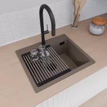 HD Infinity Tortora 58 egymedencés gránit mosogatótálca szett, vágódeszkával, acél csepegtetőráccsal és matt fekete kosárral, tortora színben, matt fekete leeresztő szifonnal