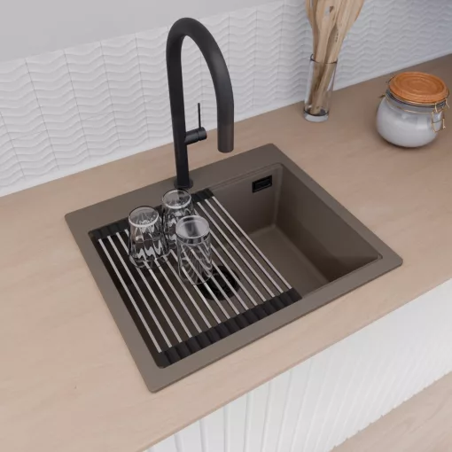 HD Infinity Tortora 58 egymedencés gránit mosogatótálca szett, vágódeszkával, acél csepegtetőráccsal és matt fekete kosárral, tortora színben, matt fekete leeresztő szifonnal