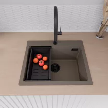 HD Infinity Tortora 58 egymedencés gránit mosogatótálca szett, vágódeszkával, acél csepegtetőráccsal és matt fekete kosárral, tortora színben, matt fekete leeresztő szifonnal