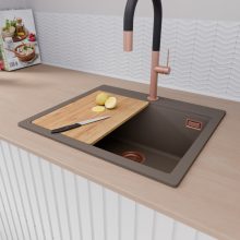 HD Infinity Tortora 58 egymedencés gránit mosogatótálca szett, vágódeszkával, matt fekete csepegtetőráccsal és krómozott kosárral, tortora színben, szálcsiszolt réz leeresztő szifonnal