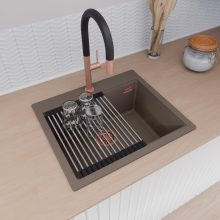 HD Infinity Tortora 58 egymedencés gránit mosogatótálca szett, vágódeszkával, acél csepegtetőráccsal, tortora színben, szálcsiszolt réz leeresztő szifonnal