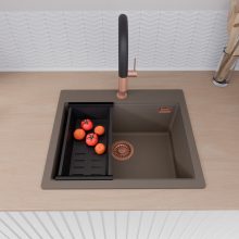 HD Infinity Tortora 58 egymedencés gránit mosogatótálca szett, vágódeszkával, matt fekete csepegtetőkosárral, tortora színben, szálcsiszolt réz leeresztő szifonnal