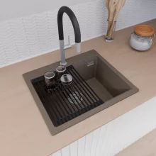 HD Infinity Tortora 58 egymedencés gránit mosogatótálca szett, vágódeszkával, matt fekete csepegtetőráccsal és krómozott kosárral, tortora színben