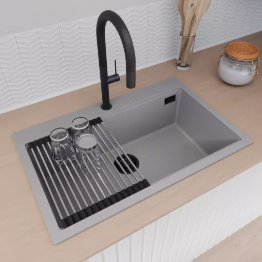 HD Infinity Grey 78 egymedencés gránit mosogatótálca szett, vágódeszkával, acél csepegtetőráccsal és matt fekete kosárral, alpesi szürke színben, matt fekete leeresztő szifonnal