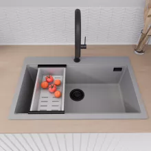 HD Infinity Grey 78 egymedencés gránit mosogatótálca szett, vágódeszkával, acél csepegtetőráccsal és kosárral, alpesi szürke színben, matt fekete leeresztő szifonnal