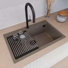 HD Infinity Tortora 78 egymedencés gránit mosogatótálca szett, vágódeszkával, acél csepegtetőráccsal és matt fekete kosárral, tortora színben, matt fekete leeresztő szifonnal