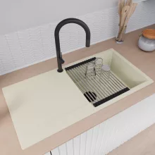 HD Onyx White 100 egymedencés mosogatótálca szett, vágódeszkával, acél csepegtetőráccsal és matt fekete kosárral, csepegtetőtálcával, tört fehér színben, matt fekete leeresztő szifonnal