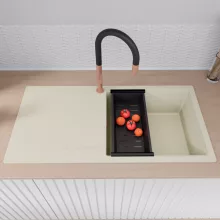 HD Onyx White 100 egymedencés mosogatótálca szett, vágódeszkával, matt fekete csepegtetőráccsal és kosárral, csepegtetőtálcával, tört fehér színben, szálcsiszolt réz leeresztő szifonnal