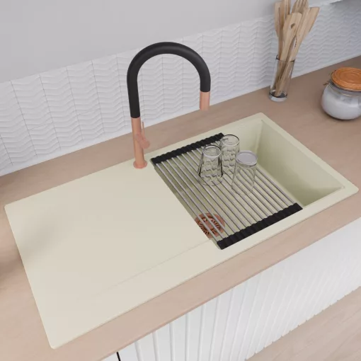 HD Onyx White 100 egymedencés mosogatótálca szett, vágódeszkával, acél csepegtetőráccsal és matt fekete kosárral, csepegtetőtálcával, tört fehér színben, szálcsiszolt réz leeresztő szifonnal