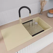 HD Onyx Beige 100 egymedencés gránit mosogatótálca szett, csepegtetőtálcával, vágódeszkával, acél csepegtetőráccsal és matt fekete kosárral, soft bézs színben, szálcsiszolt arany leeresztő szifonnal