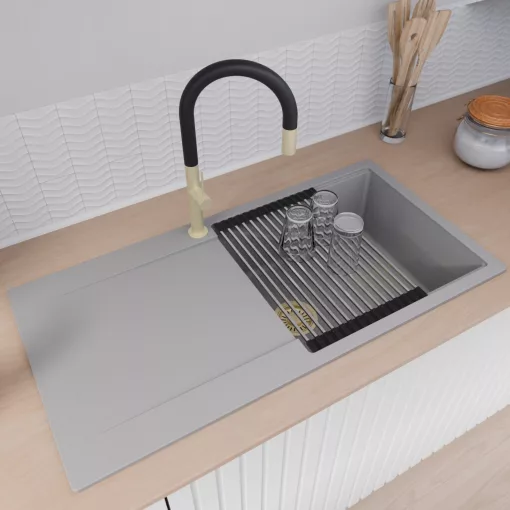 HD Onyx Grey 100 egymedencés gránit mosogatótálca szett, csepegtetőtálcával, vágódeszkával, acél csepegtetőráccsal és matt fekete kosárral, alpesi szürke színben, szálcsiszolt arany leeresztő szifonnal