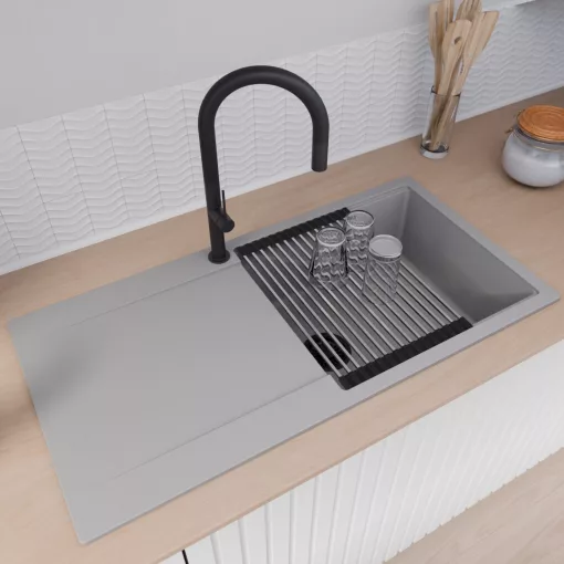 HD Onyx Grey 100 egymedencés gránit mosogatótálca szett, csepegtetőtálcával, vágódeszkával, acél csepegtetőráccsal és kosárral, alpesi szürke színben, matt fekete leeresztő szifonnal