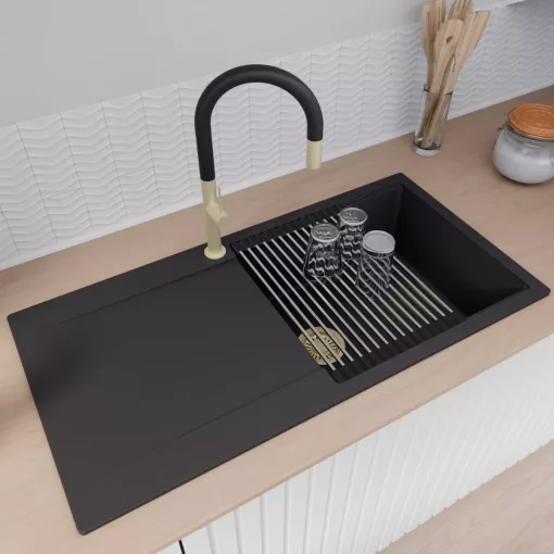 HD Onyx Black 100 egymedencés mosogatótálca szett, acél csepegtetőráccsal és kosárral, csepegtetőtálcával, matt fekete színben, szálcsiszolt arany leeresztő szifonnal