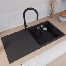 HD Onyx Black 100 egymedencés gránit mosogatótálca szett, csepegtetőtálcával, vágódeszkával, matt fekete csepegtetőráccsal és kosárral, matt fekete színben, matt fekete leeresztő szifonnal