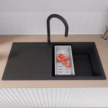 HD Onyx Black 100 egymedencés gránit mosogatótálca szett, csepegtetőtálcával, vágódeszkával, matt fekete csepegtetőráccsal és krómozott kosárral, matt fekete színben, matt fekete leeresztő szifonnal